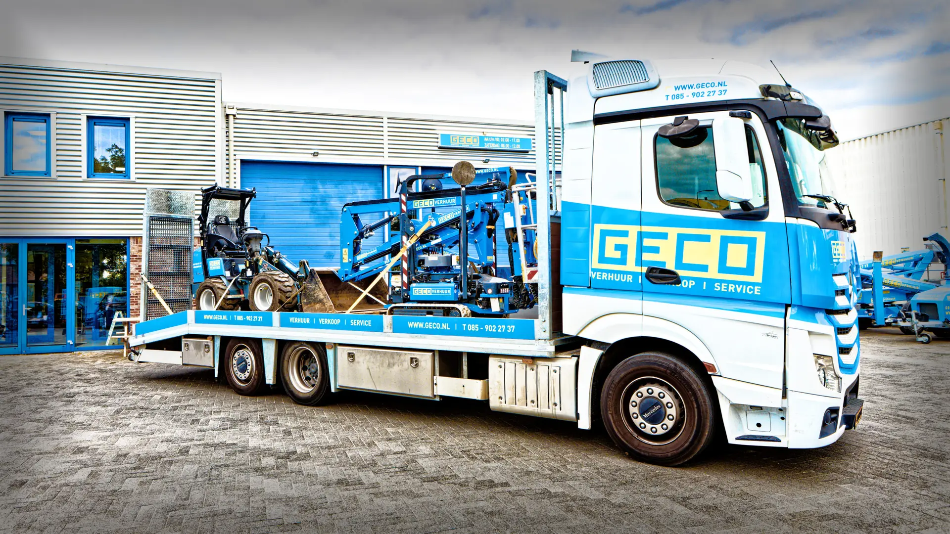 GECO dieplader met machines voor de vestiging